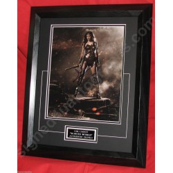 Autographe de Gal GADOT SIGNED "WONDERWOMAN" FRAMED CERT AUTHENTIC BATMAN v SUPERMAN